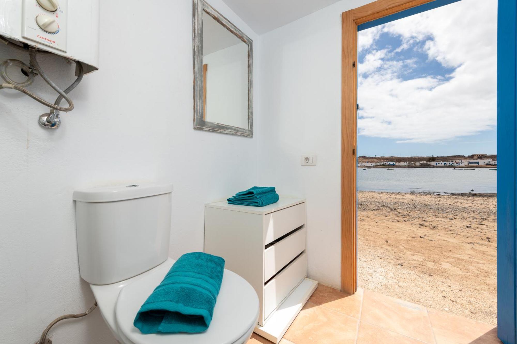 Cabin In Front Of Idyllic Majanicho Beach Esterno foto